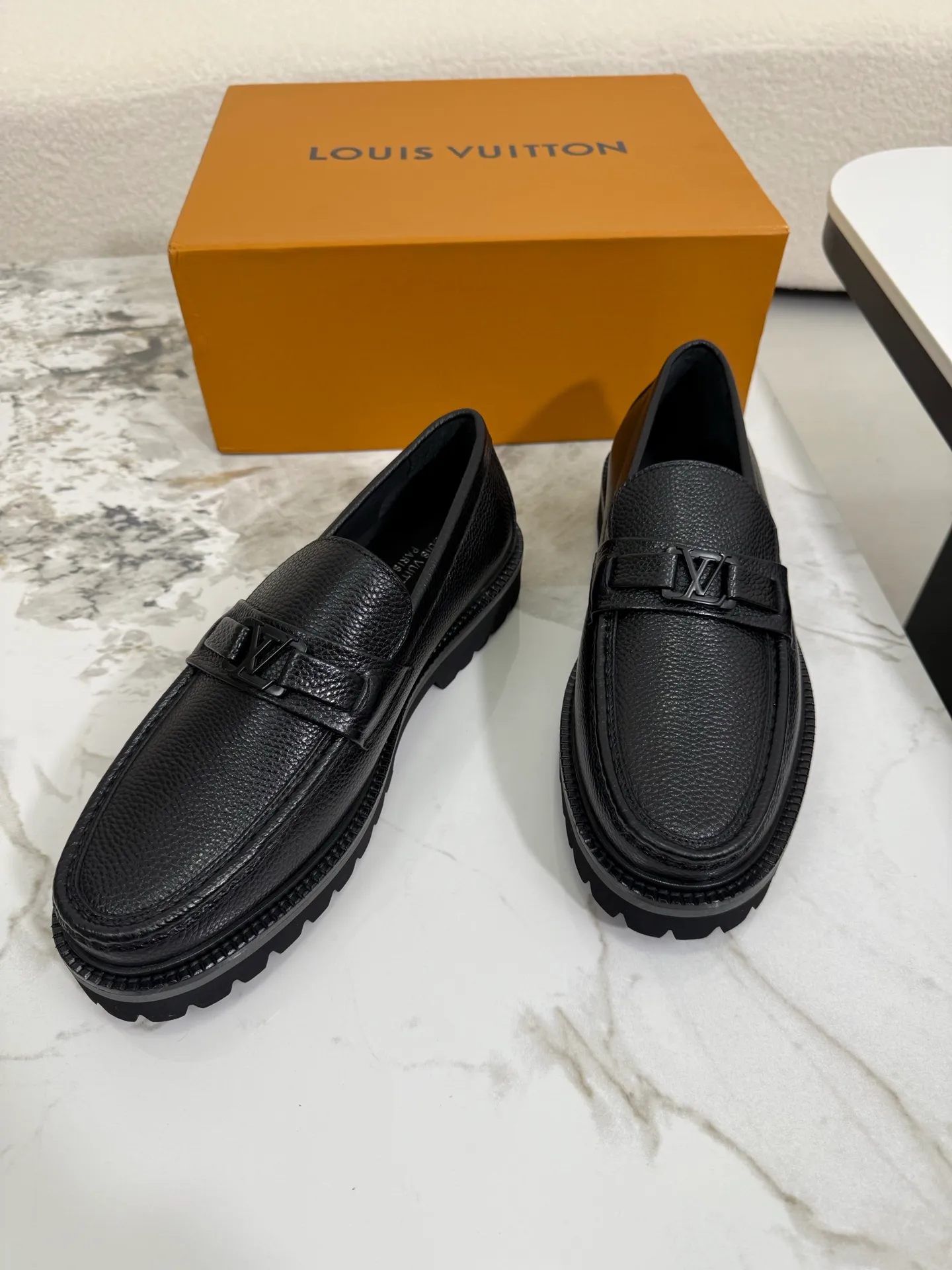 [L Family] Top P: 800💰 ▪️Size: 39-44 (38.45 custom-made) The top male god leather shoes Lv series are sold at the same time with original factory configuration, original cowhide fabric imported from Italy, soft and comfortable, imported water-dyed cow lining, soles: original ultra-light French foam outsole super comfortable, original factory with single goods 🔍🔍high quality, can be entered and exited at will, welcome to compare and synchronize.